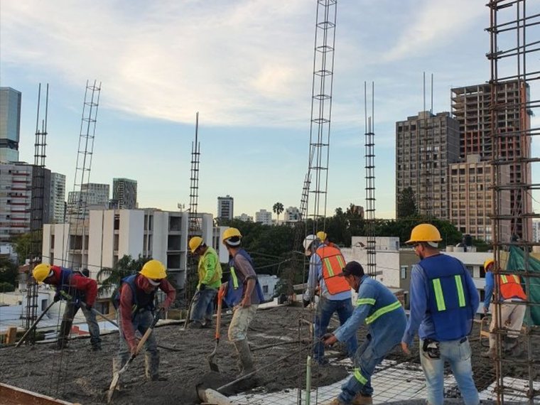 Pekerja melakukan pengecoran dak beton bertulang di Jakarta Selatan