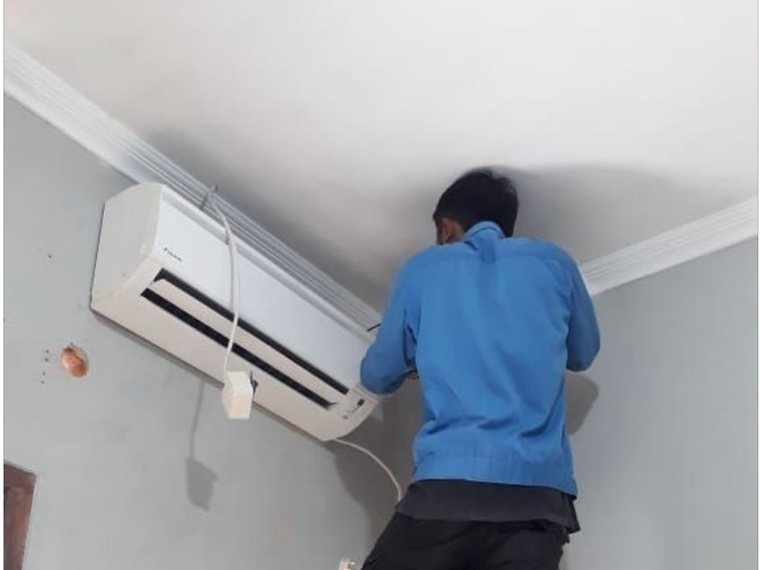 Teknisi melakukan servis dan cuci AC indoor di rumah pelanggan Depok